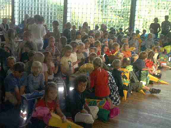 Die Einschulungsfeier in der Turnhalle